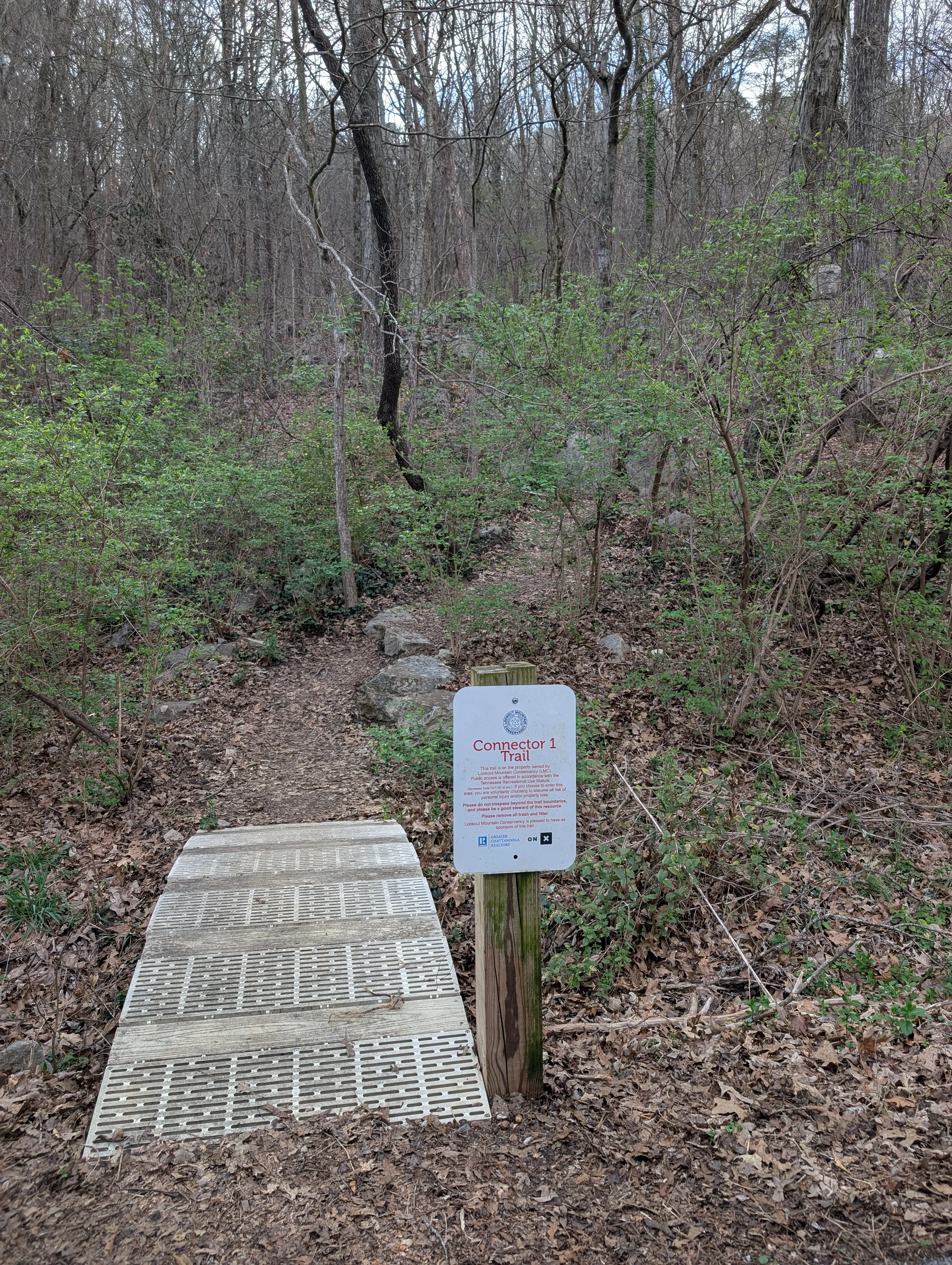 St. Elmo Connector entrance and parking at the start of the Guild-Hardy Trail