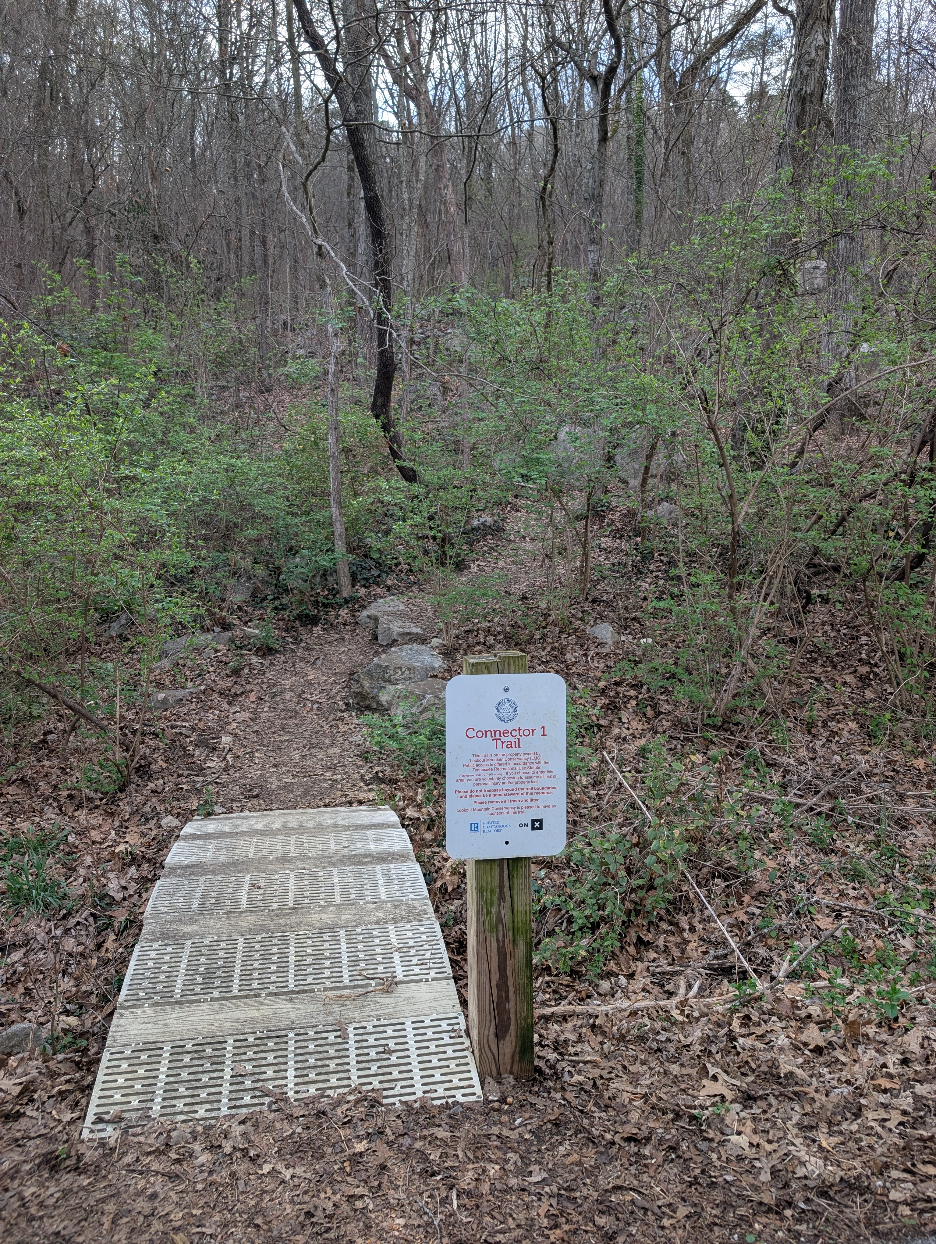 St. Elmo Connector entrance and parking at the start of the Guild-Hardy Trail